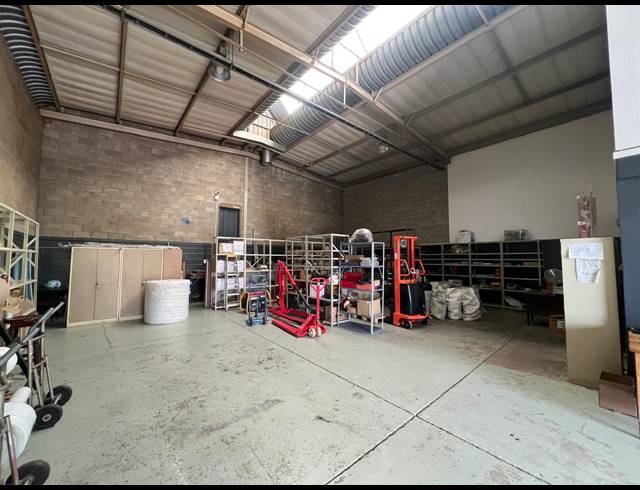 252M² WAREHOUSE TO LET IN LASER PARK